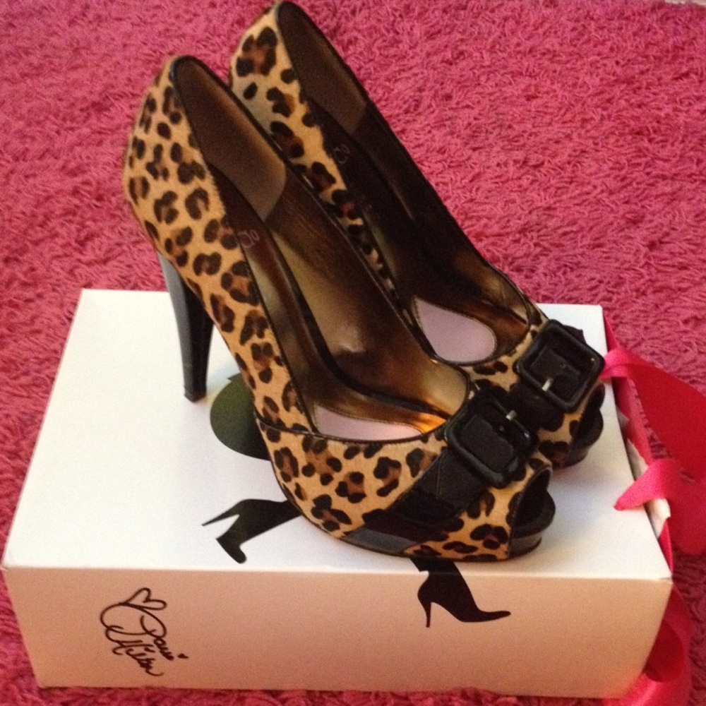 💋 Paris Hilton Leopard Peep Toe Pumps size 9 💋